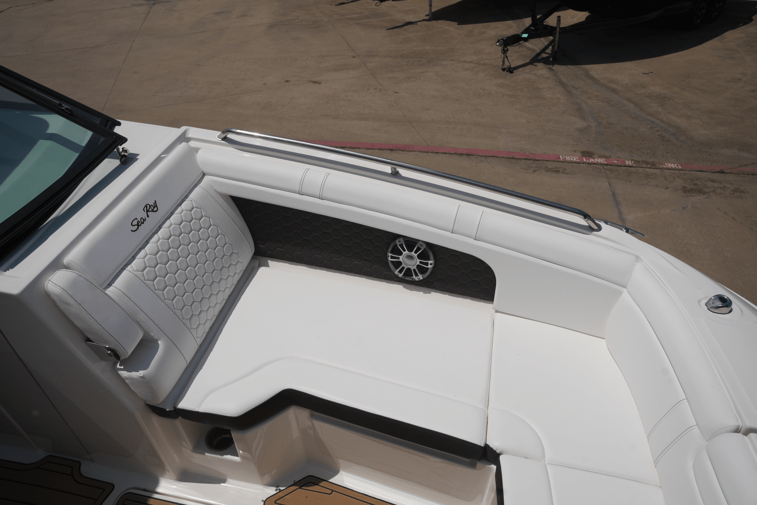 Slide: The Image of Sea Ray SDX 290 2025 - 26