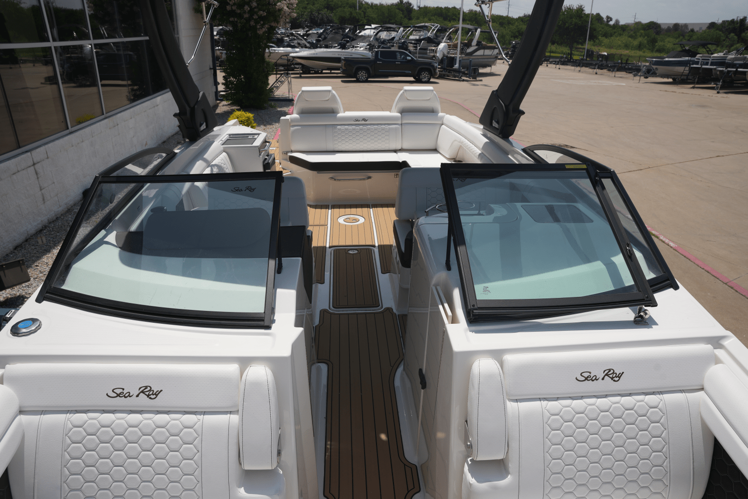 Slide: The Image of Sea Ray SDX 290 2025 - 27