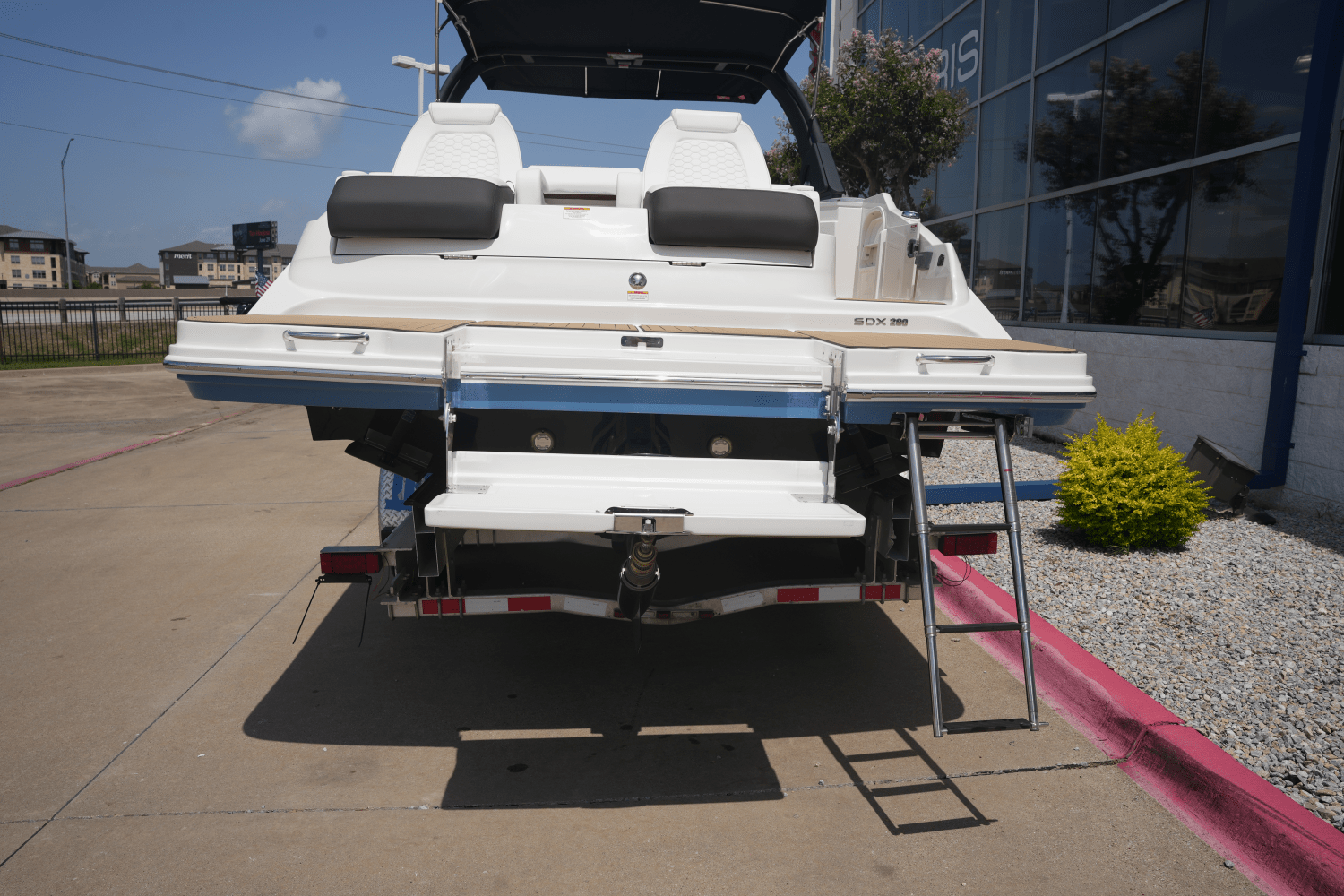 Slide: The Image of Sea Ray SDX 290 2025 - 4