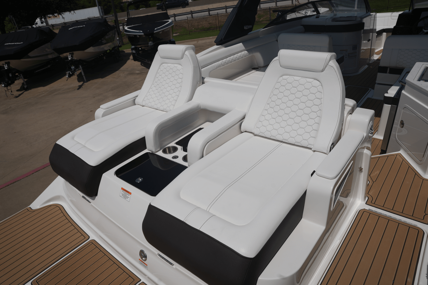 Slide: The Image of Sea Ray SDX 290 2025 - 6