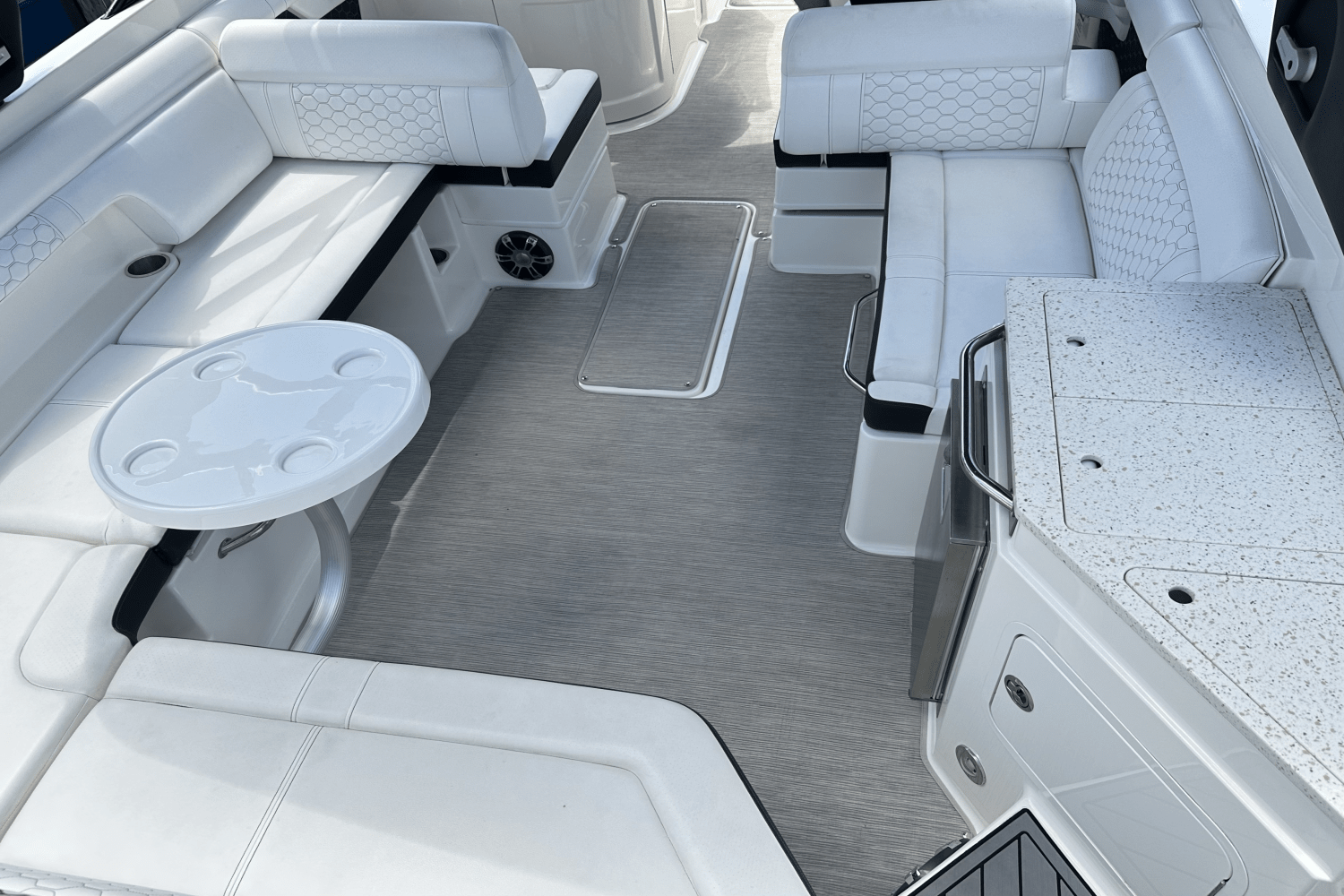 Slide: The Image of Sea Ray SDX 290 Outboard 2021 - 15