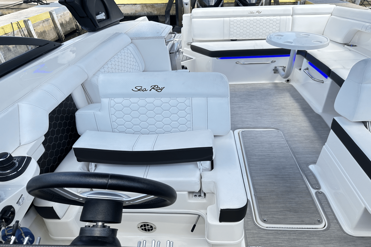 Slide: The Image of Sea Ray SDX 290 Outboard 2021 - 17