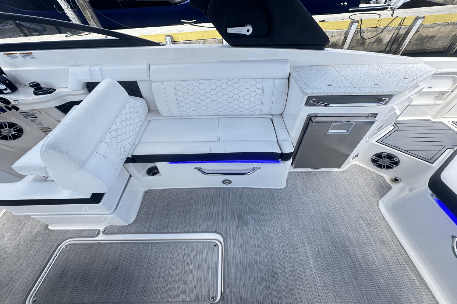 Slide: The Image of Sea Ray SDX 290 Outboard 2021 - 18