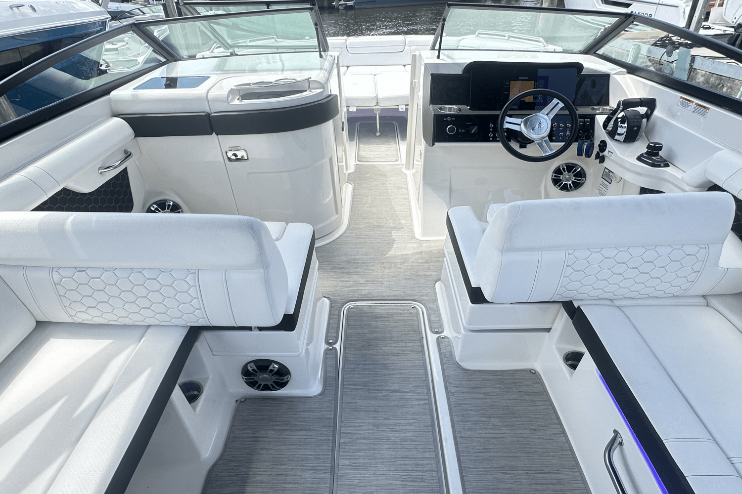 Slide: The Image of Sea Ray SDX 290 Outboard 2021 - 23