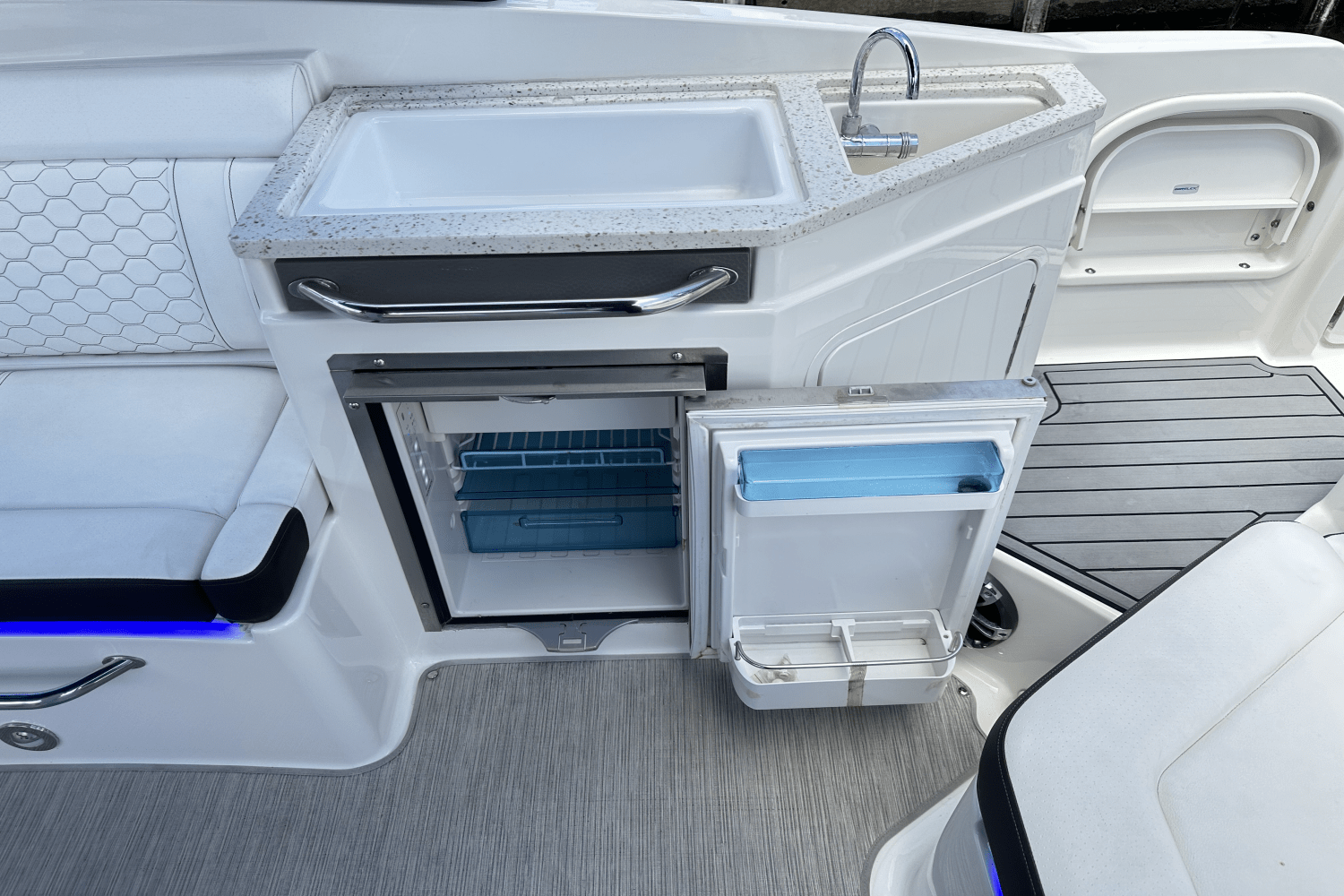 Slide: The Image of Sea Ray SDX 290 Outboard 2021 - 24