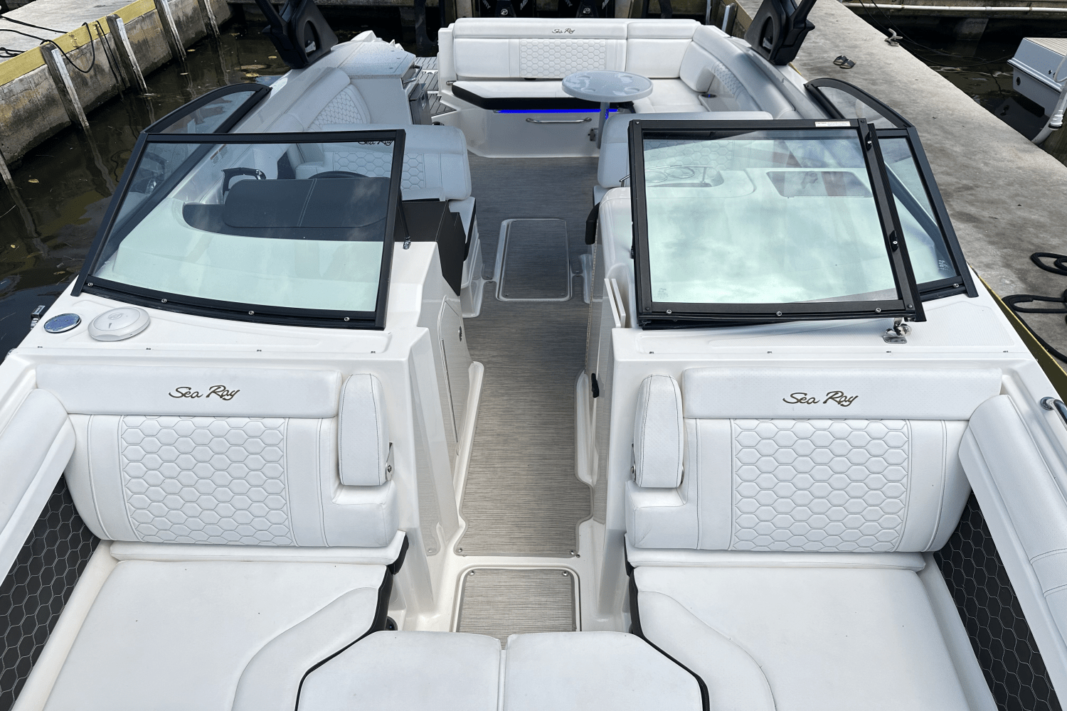 Slide: The Image of Sea Ray SDX 290 Outboard 2021 - 25