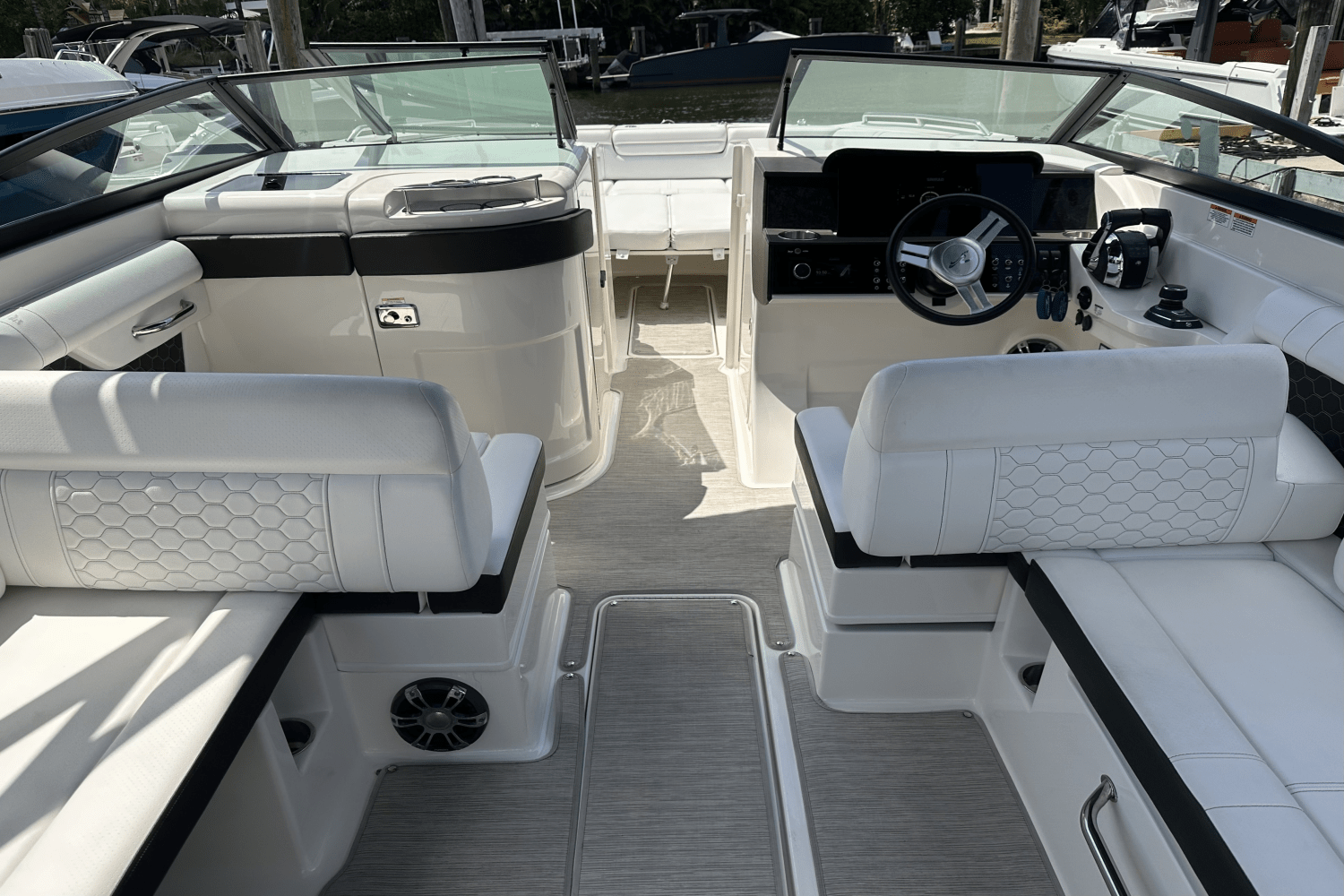 Slide: The Image of Sea Ray SDX 290 Outboard 2021 - 9