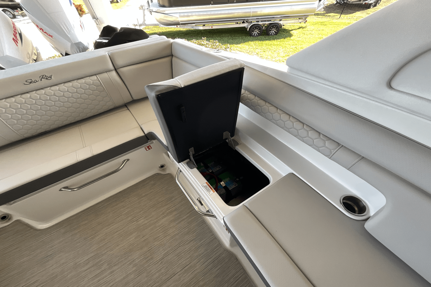 Slide: The Image of Sea Ray SDX 290 Outboard 2025 - 11