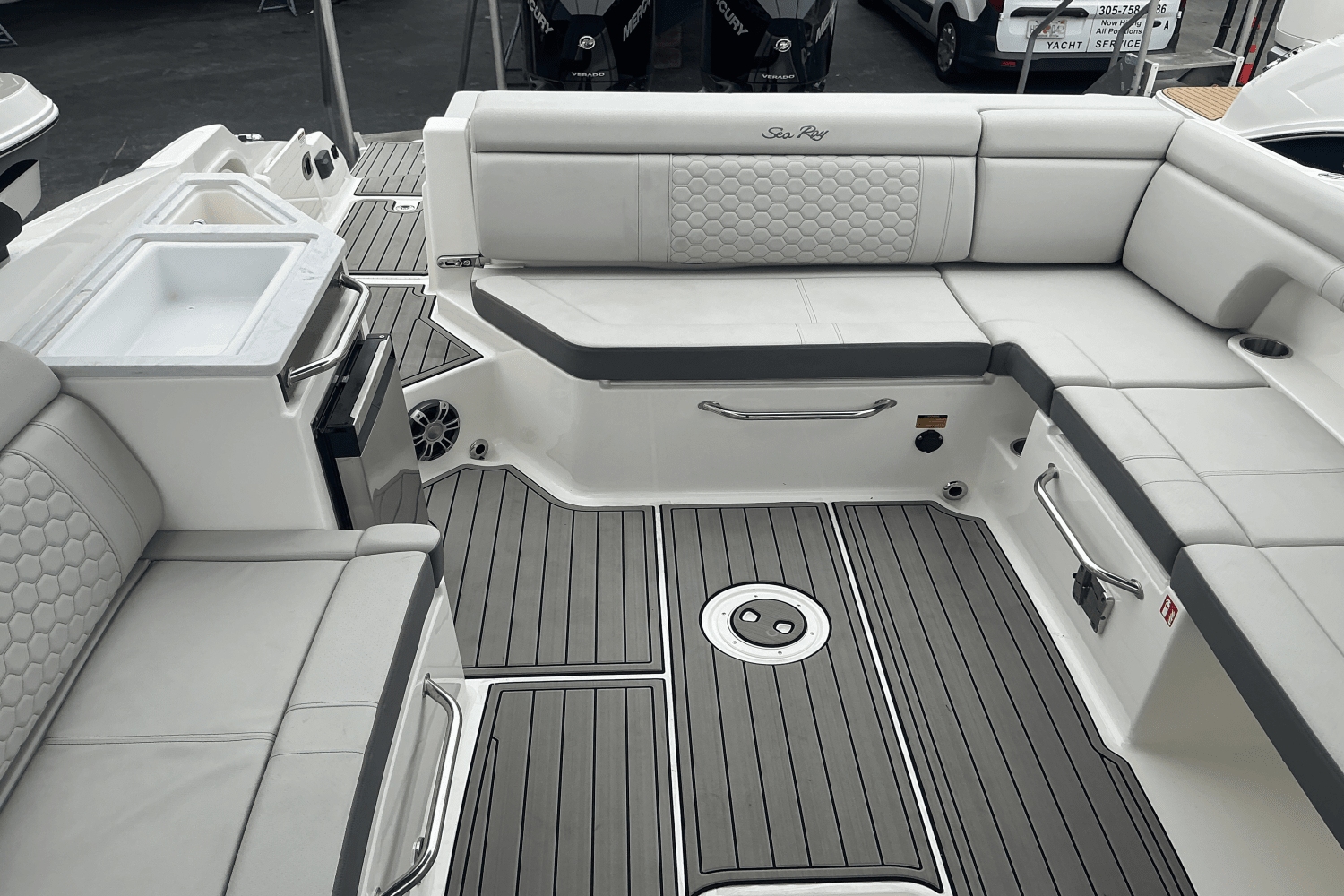 Slide: The Image of Sea Ray SDX 290 Outboard 2025 - 11