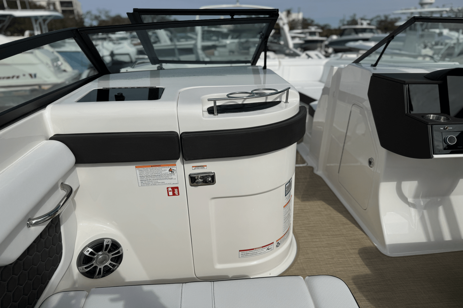 Slide: The Image of Sea Ray SDX 290 Outboard 2025 - 12