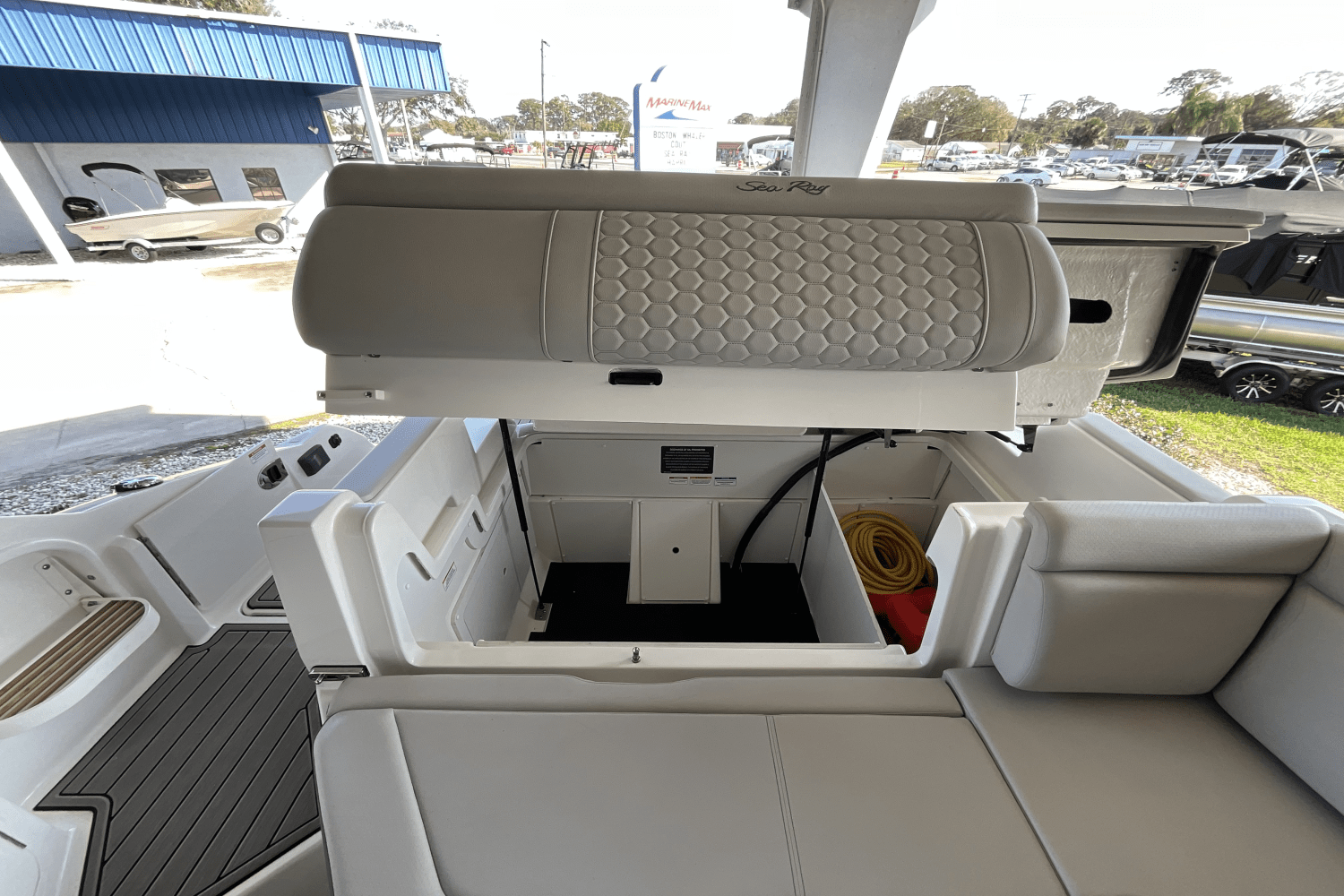 Slide: The Image of Sea Ray SDX 290 Outboard 2025 - 12