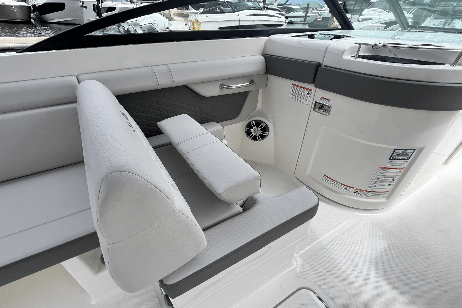 Slide: The Image of Sea Ray SDX 290 Outboard 2025 - 12