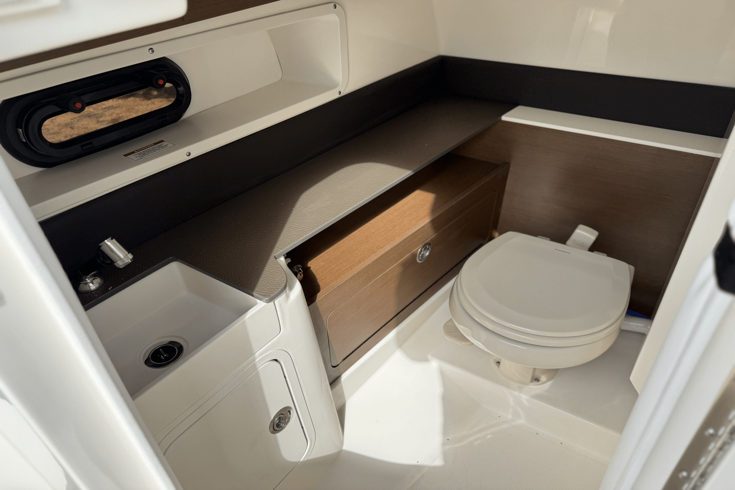 Slide: The Image of Sea Ray SDX 290 Outboard 2025 - 13