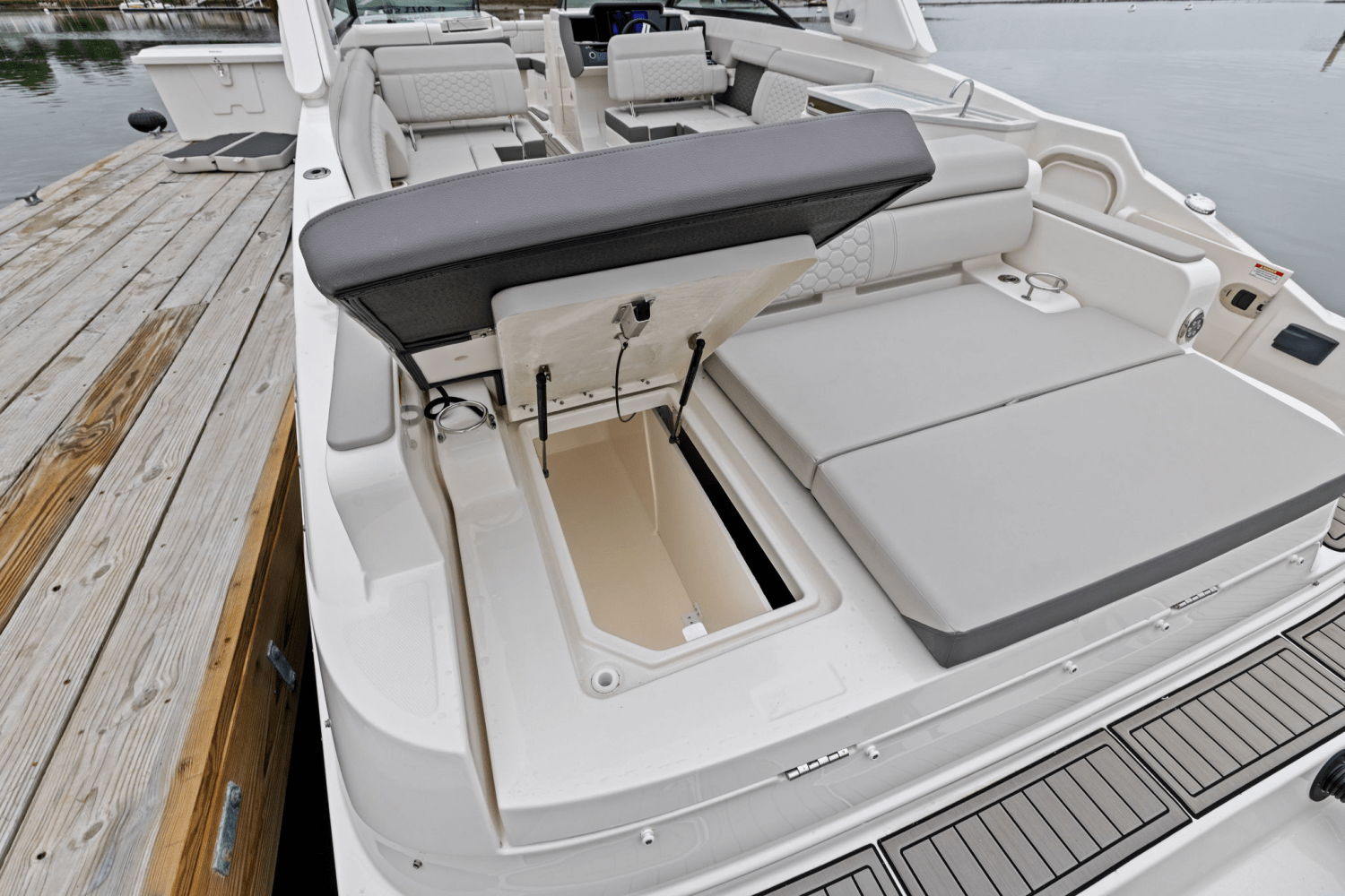 Slide: The Image of Sea Ray SDX 290 Outboard 2025 - 13