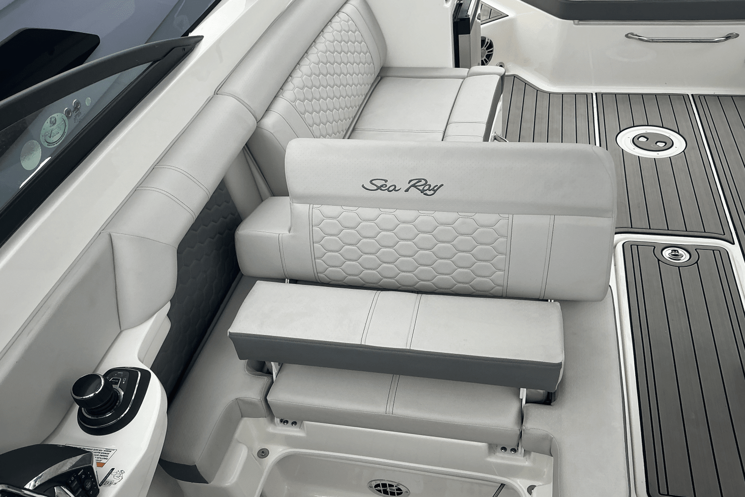 Slide: The Image of Sea Ray SDX 290 Outboard 2025 - 14