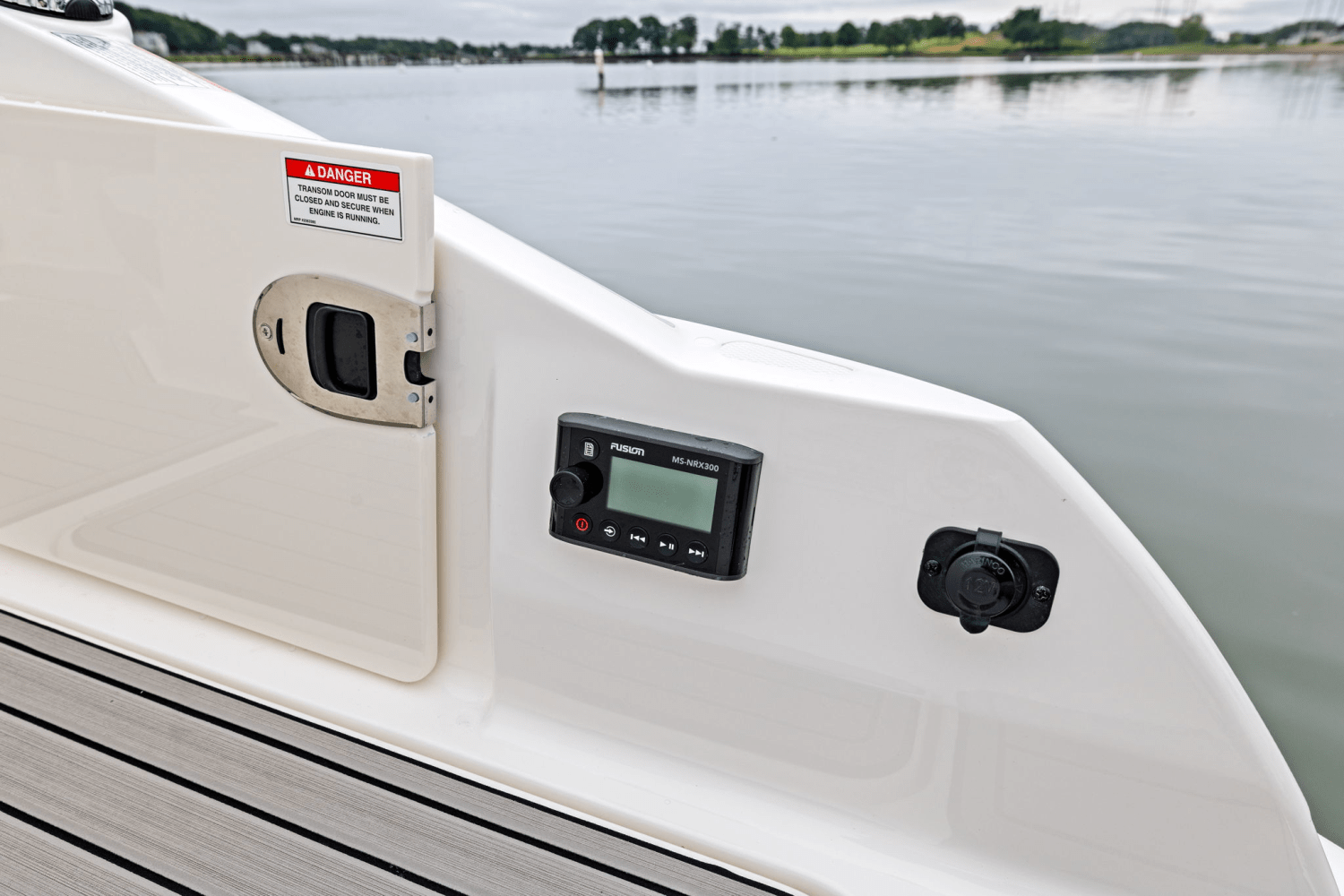 Slide: The Image of Sea Ray SDX 290 Outboard 2025 - 14