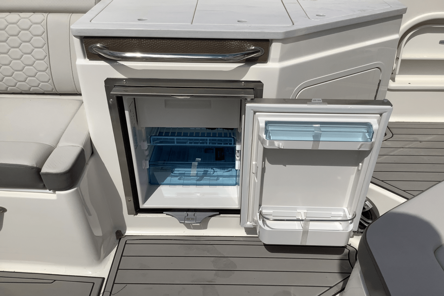 Slide: The Image of Sea Ray SDX 290 Outboard 2025 - 14