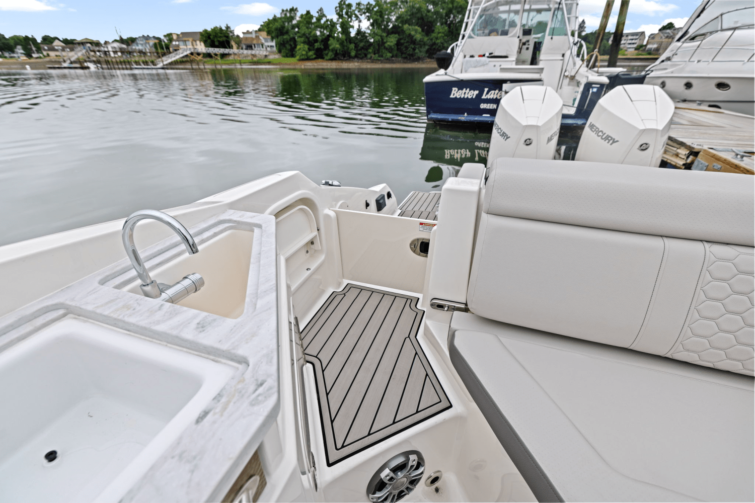 Slide: The Image of Sea Ray SDX 290 Outboard 2025 - 15