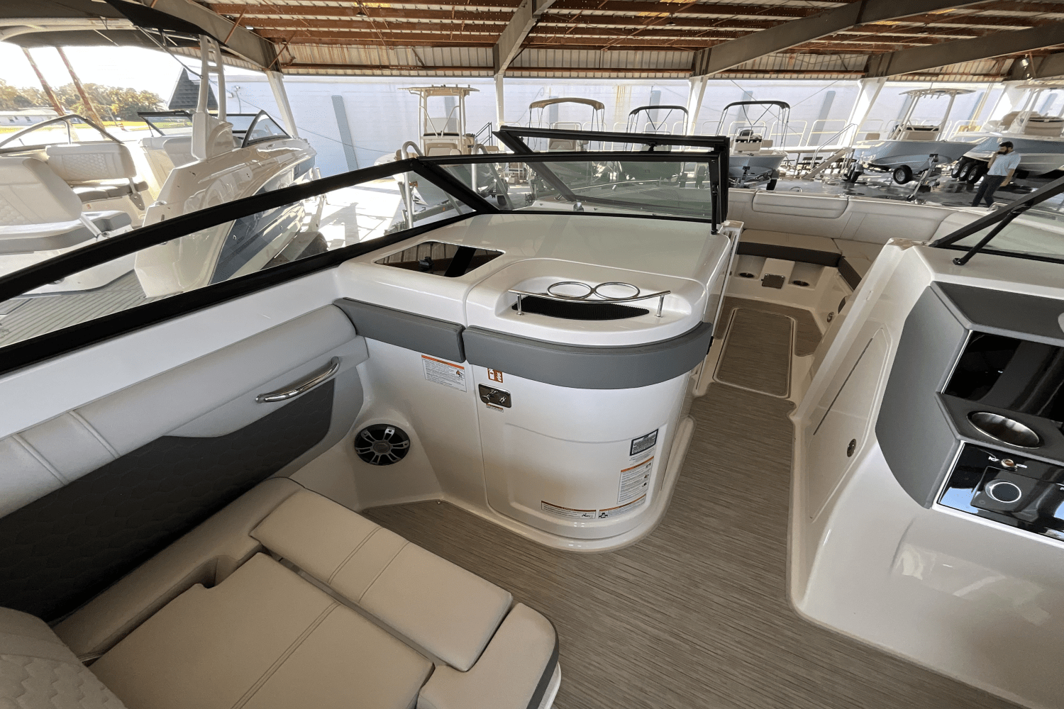 Slide: The Image of Sea Ray SDX 290 Outboard 2025 - 15