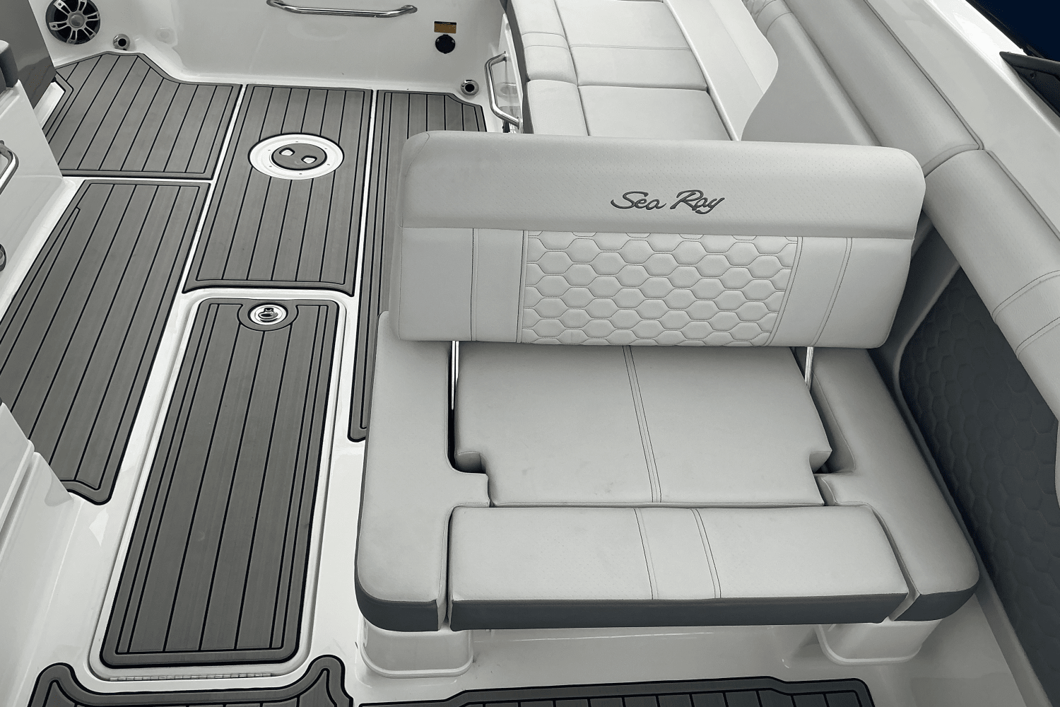 Slide: The Image of Sea Ray SDX 290 Outboard 2025 - 15