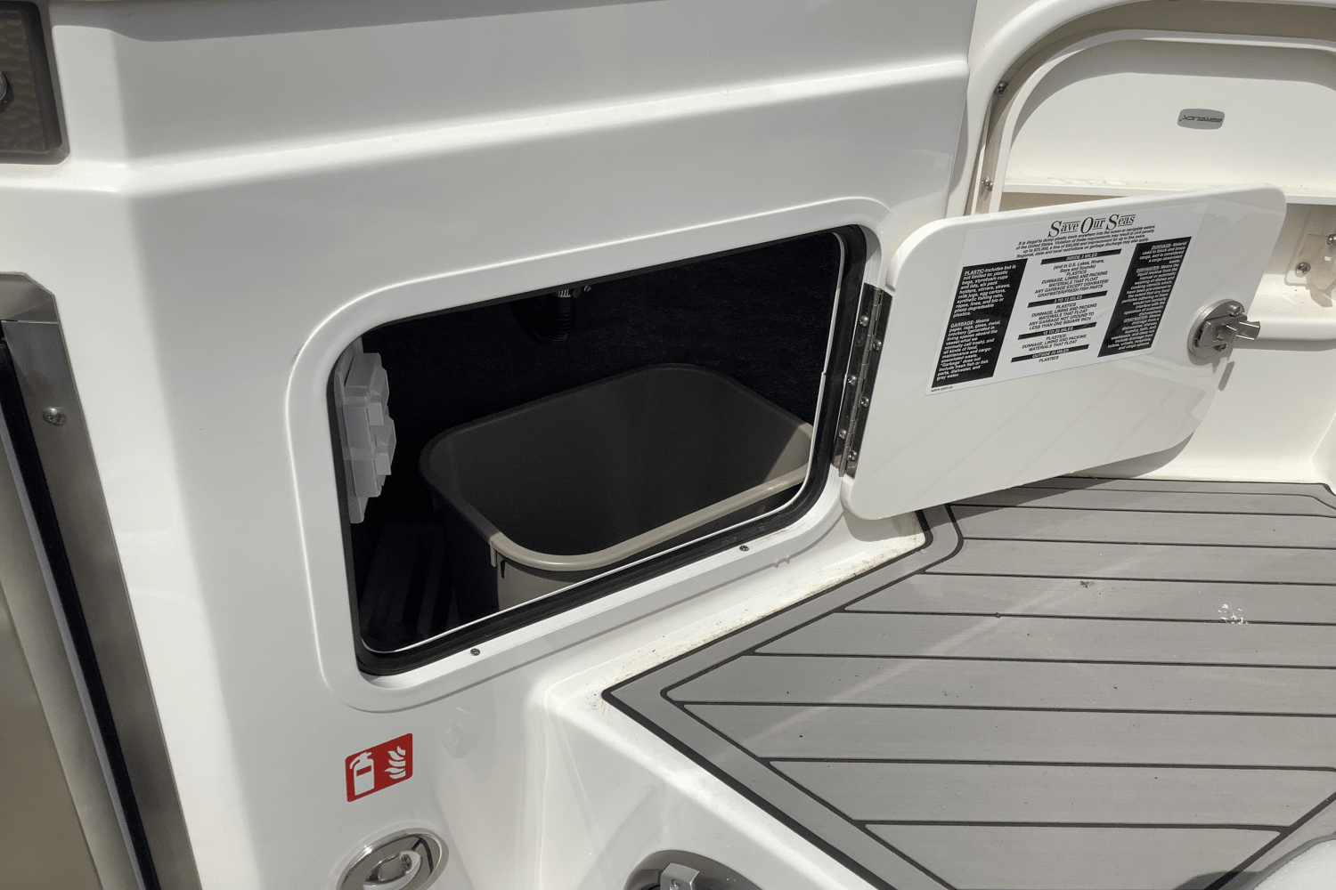 Slide: The Image of Sea Ray SDX 290 Outboard 2025 - 15