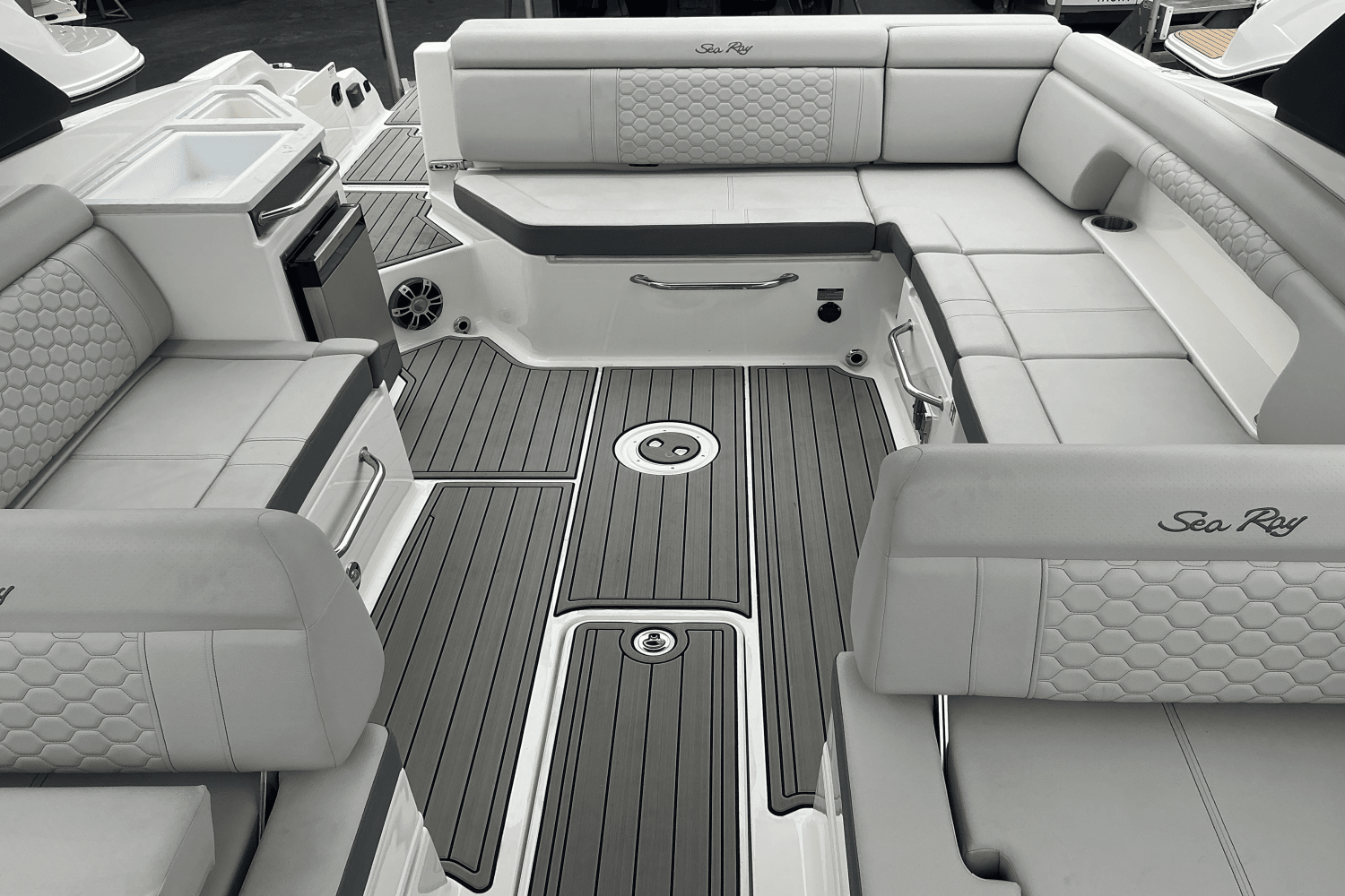 Slide: The Image of Sea Ray SDX 290 Outboard 2025 - 16