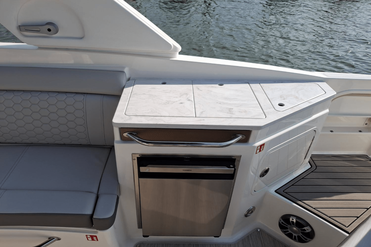 Slide: The Image of Sea Ray SDX 290 Outboard 2025 - 16