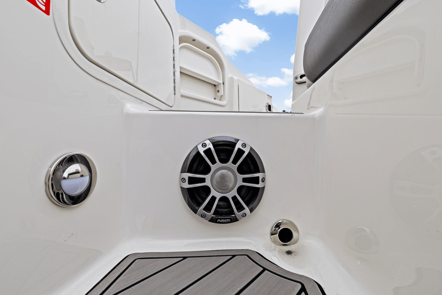 Slide: The Image of Sea Ray SDX 290 Outboard 2025 - 16