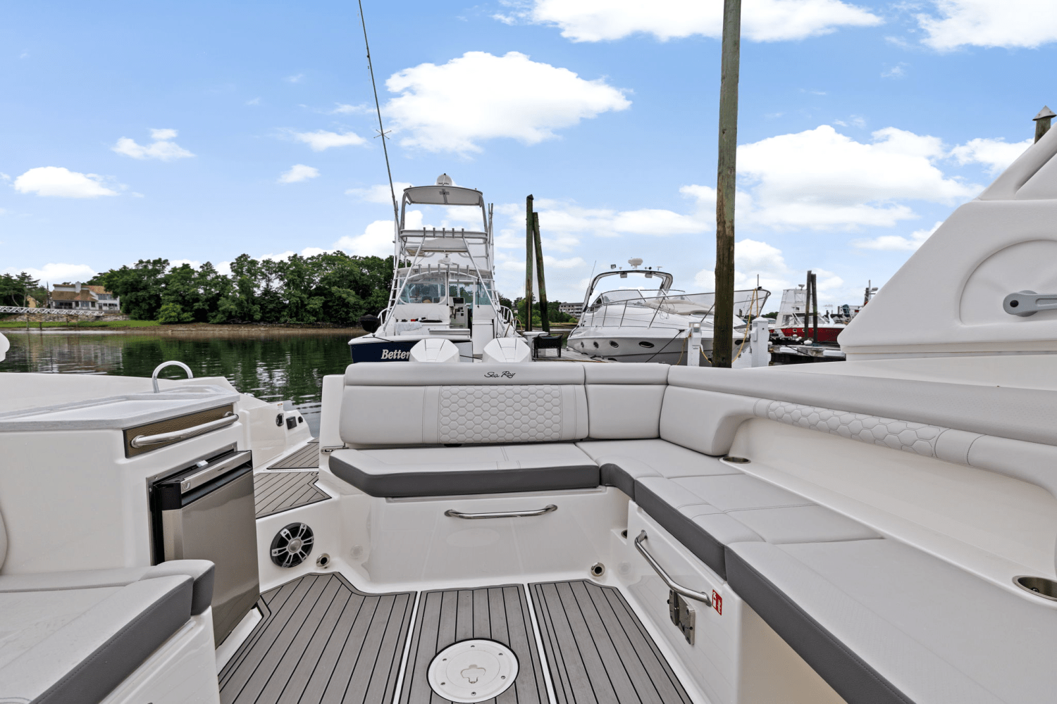 Slide: The Image of Sea Ray SDX 290 Outboard 2025 - 17