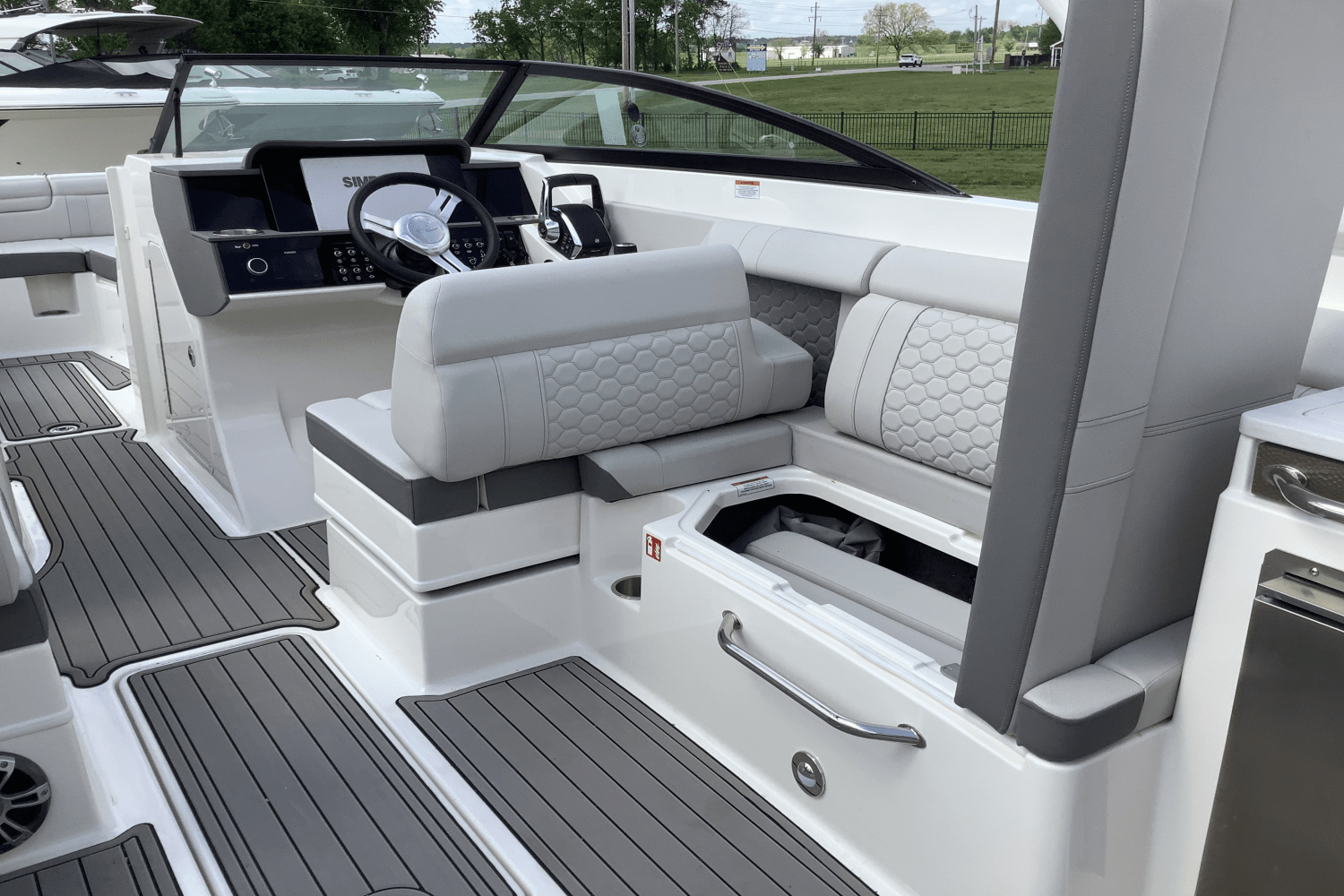 Slide: The Image of Sea Ray SDX 290 Outboard 2025 - 17