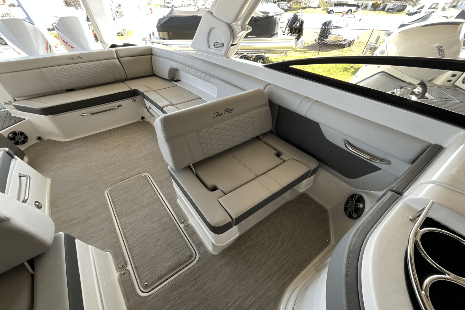 Slide: The Image of Sea Ray SDX 290 Outboard 2025 - 17