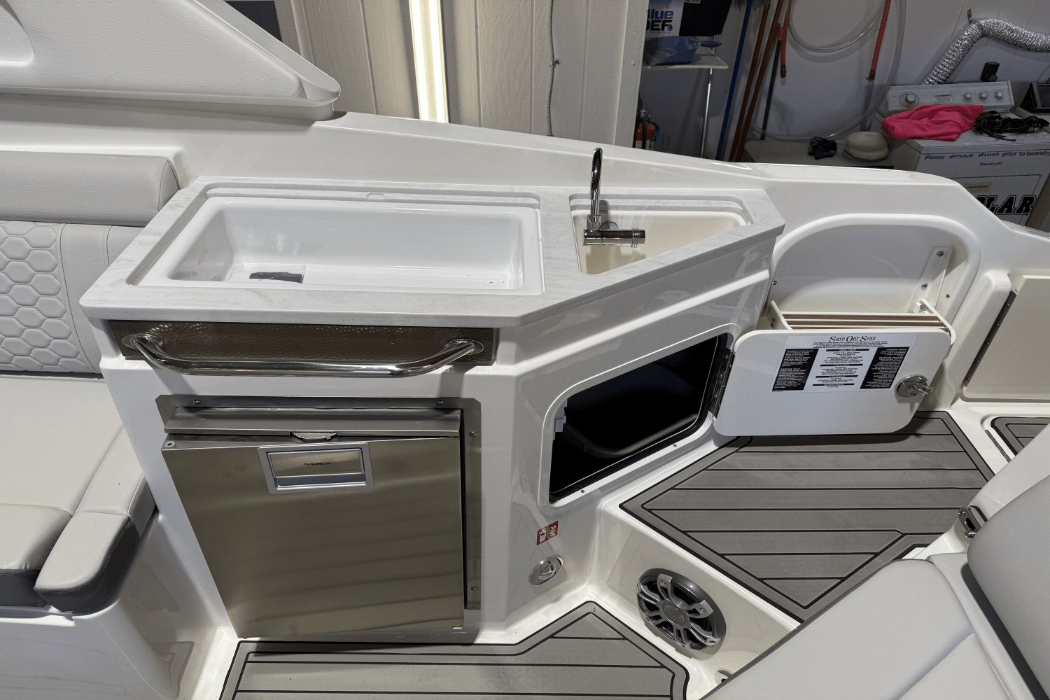 Slide: The Image of Sea Ray SDX 290 Outboard 2025 - 17