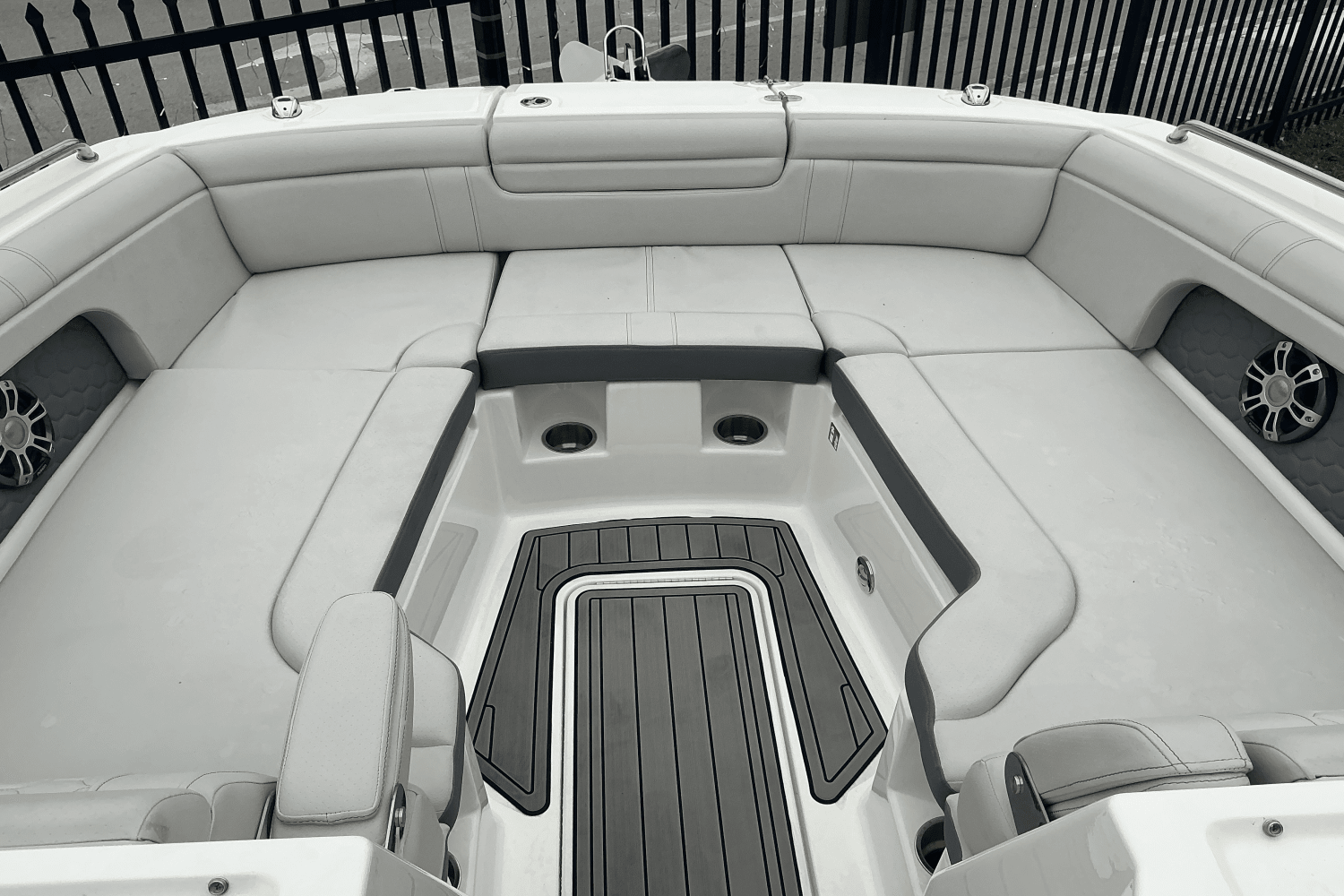 Slide: The Image of Sea Ray SDX 290 Outboard 2025 - 17