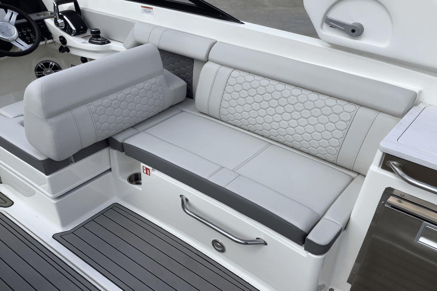 Slide: The Image of Sea Ray SDX 290 Outboard 2025 - 18