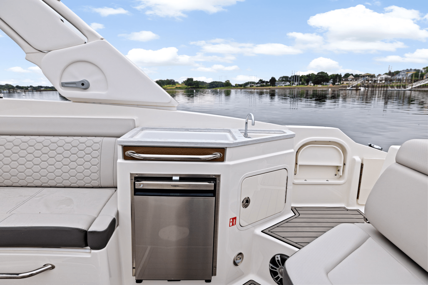 Slide: The Image of Sea Ray SDX 290 Outboard 2025 - 18