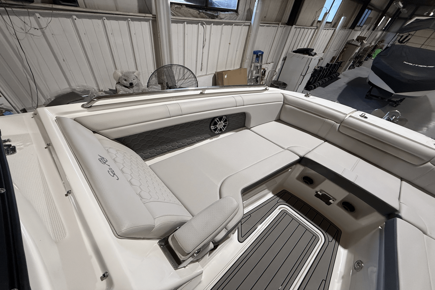 Slide: The Image of Sea Ray SDX 290 Outboard 2025 - 18