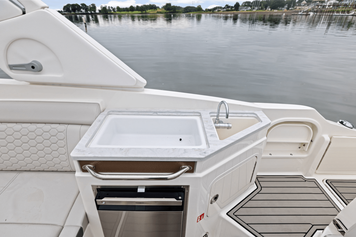 Slide: The Image of Sea Ray SDX 290 Outboard 2025 - 19