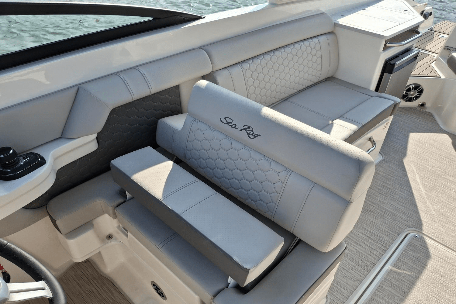Slide: The Image of Sea Ray SDX 290 Outboard 2025 - 19