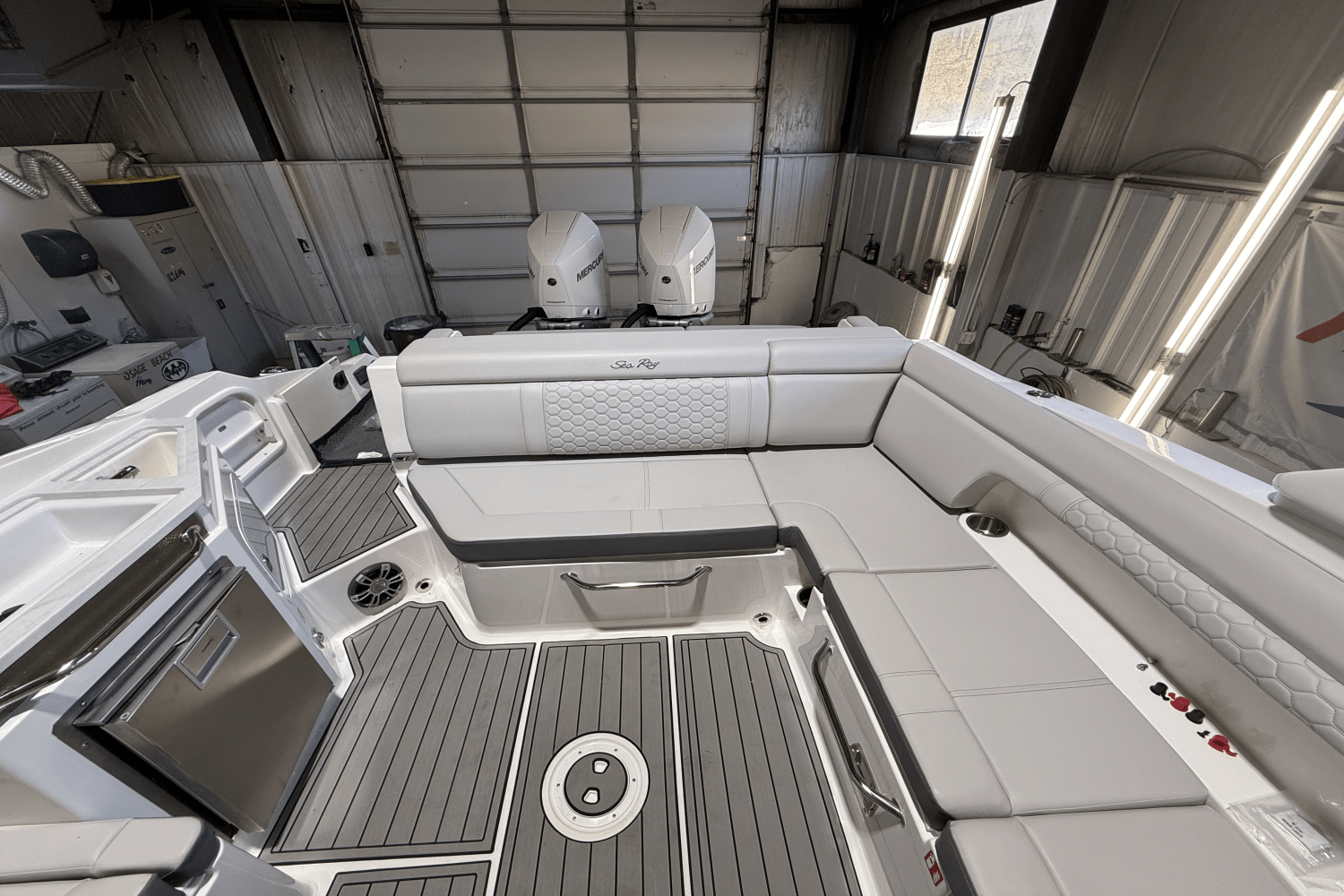 Slide: The Image of Sea Ray SDX 290 Outboard 2025 - 19