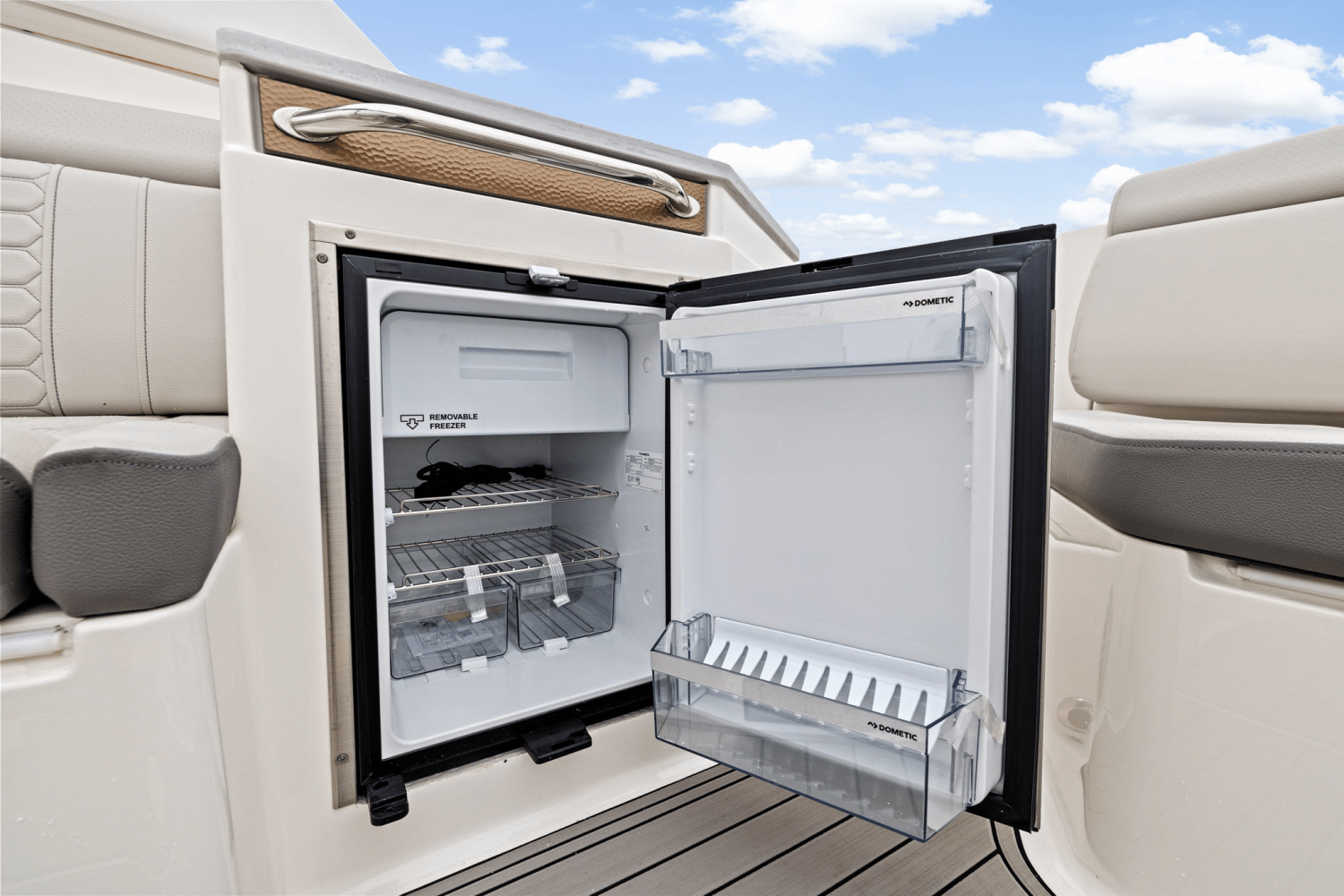 Slide: The Image of Sea Ray SDX 290 Outboard 2025 - 20