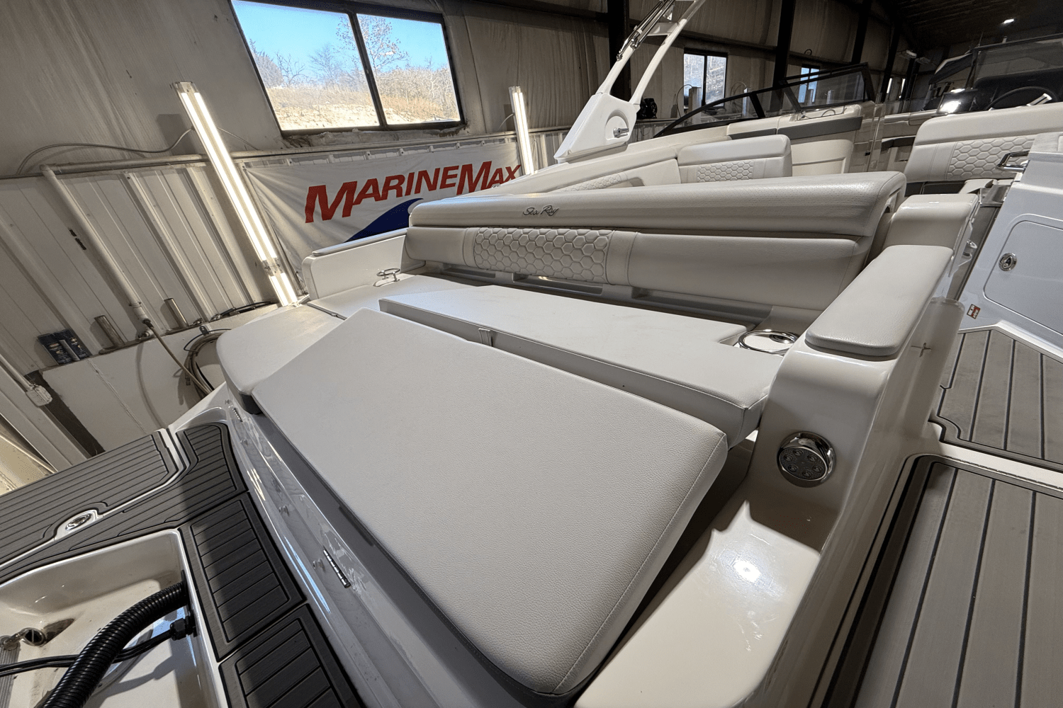 Slide: The Image of Sea Ray SDX 290 Outboard 2025 - 21