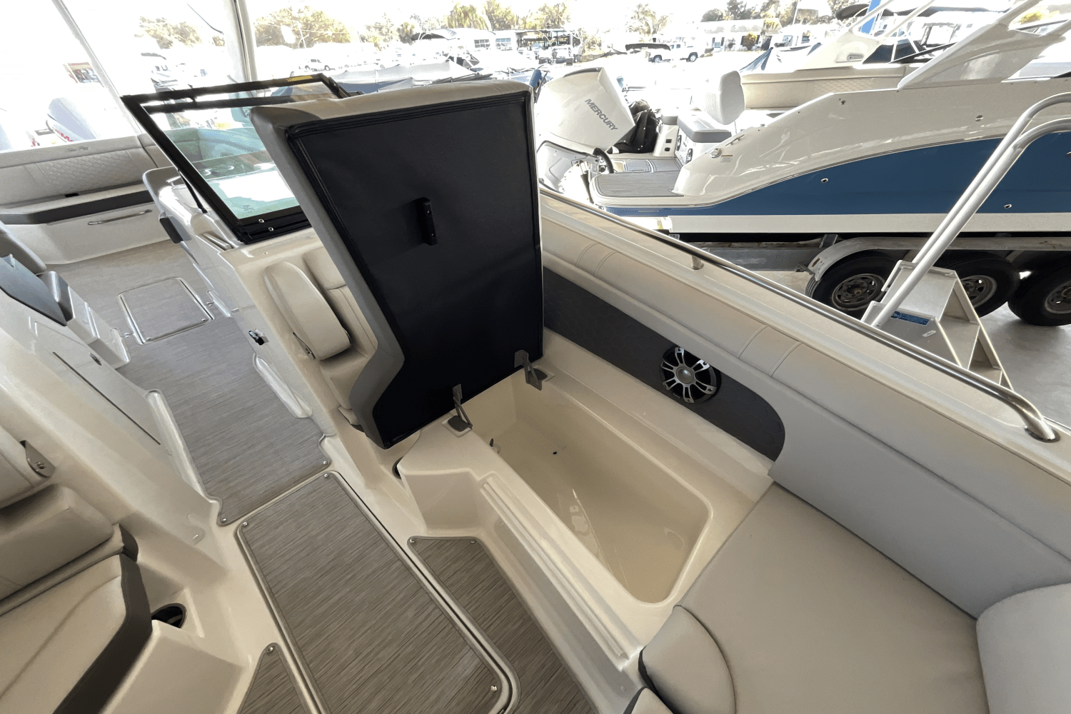 Slide: The Image of Sea Ray SDX 290 Outboard 2025 - 21