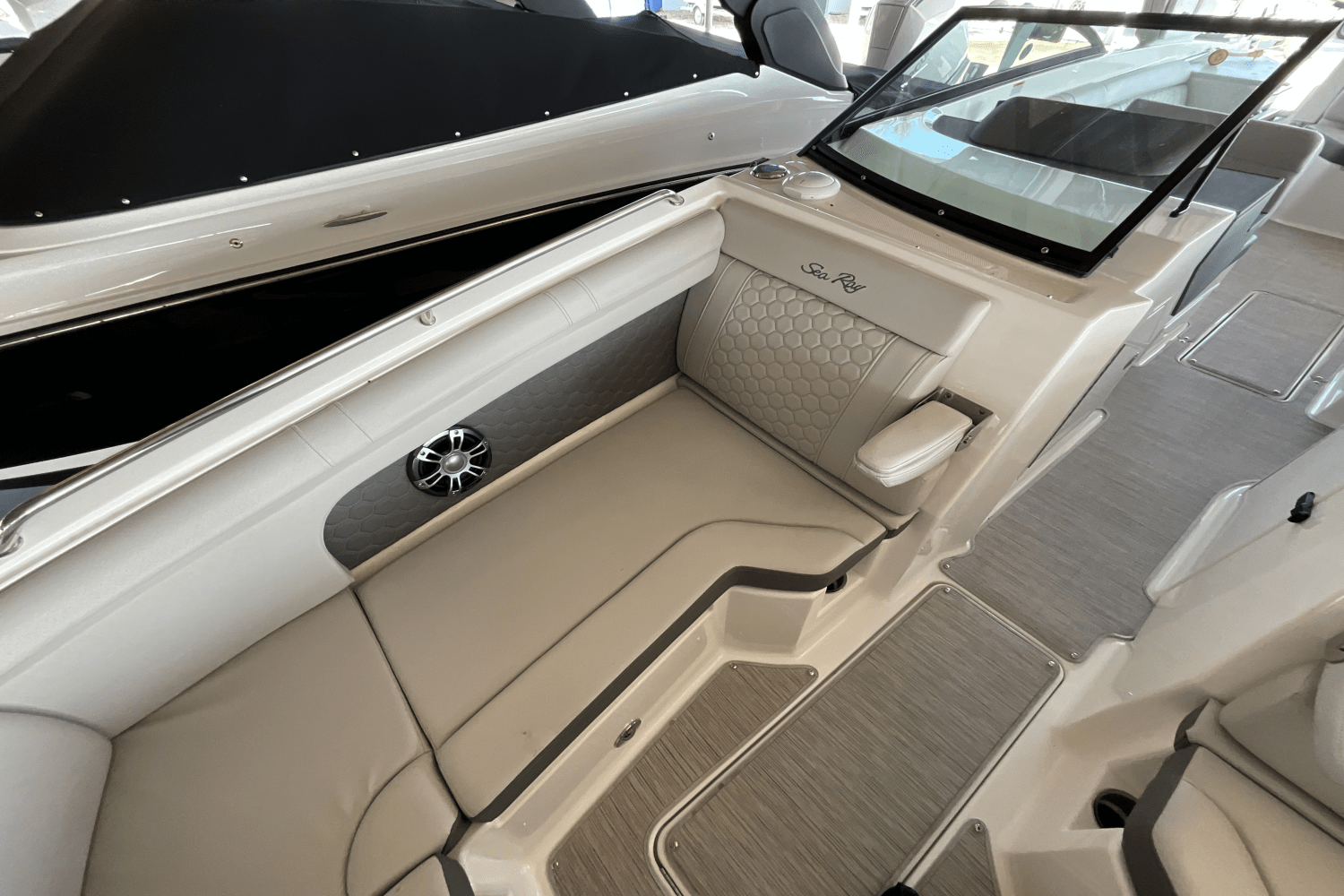 Slide: The Image of Sea Ray SDX 290 Outboard 2025 - 22