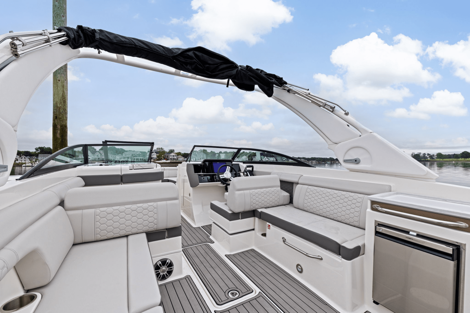 Slide: The Image of Sea Ray SDX 290 Outboard 2025 - 22