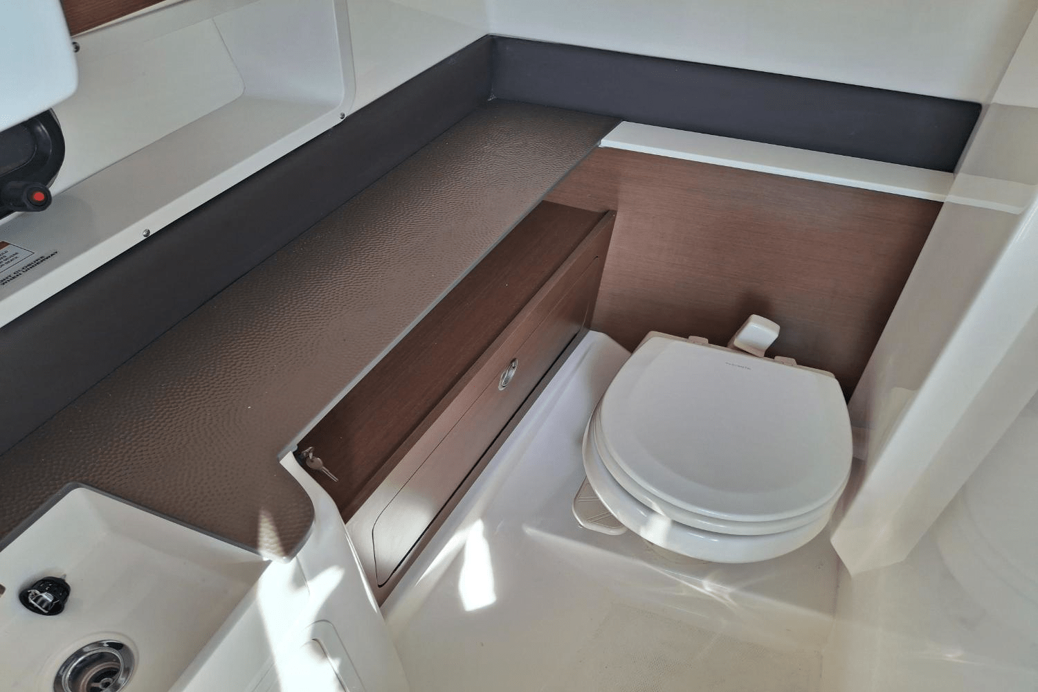 Slide: The Image of Sea Ray SDX 290 Outboard 2025 - 22