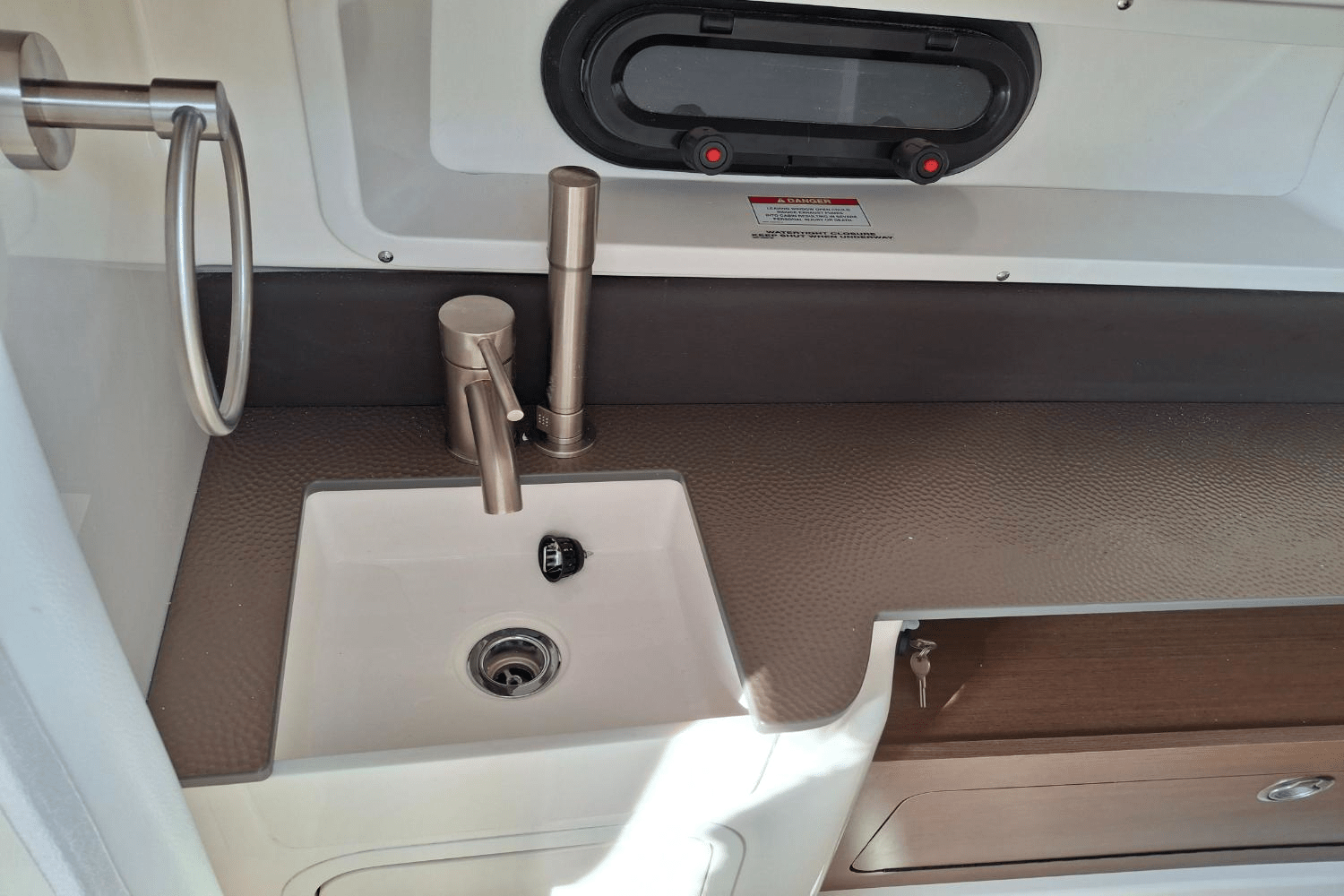 Slide: The Image of Sea Ray SDX 290 Outboard 2025 - 23