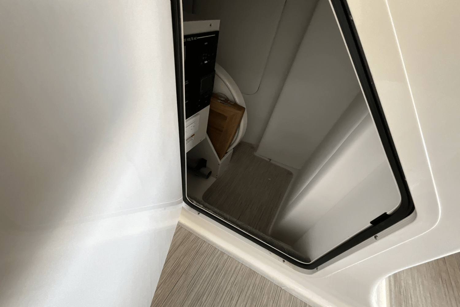 Slide: The Image of Sea Ray SDX 290 Outboard 2025 - 23