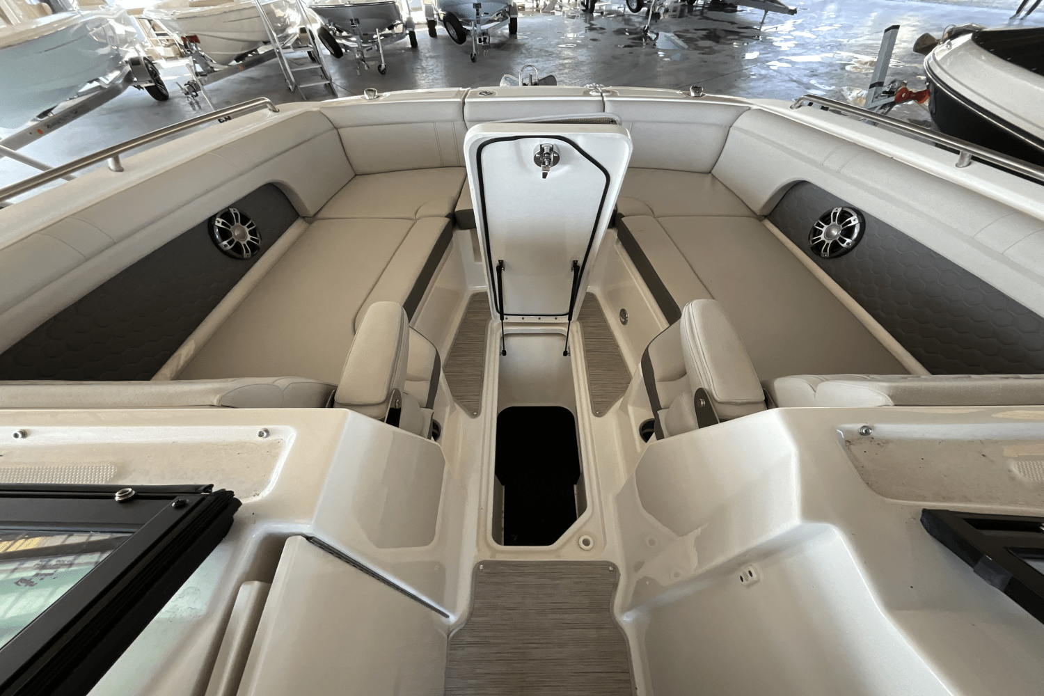 Slide: The Image of Sea Ray SDX 290 Outboard 2025 - 24