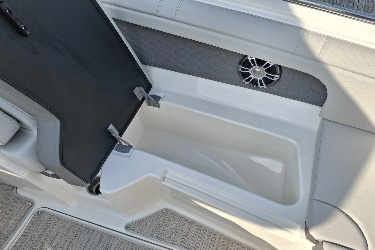 Slide: The Image of Sea Ray SDX 290 Outboard 2025 - 27