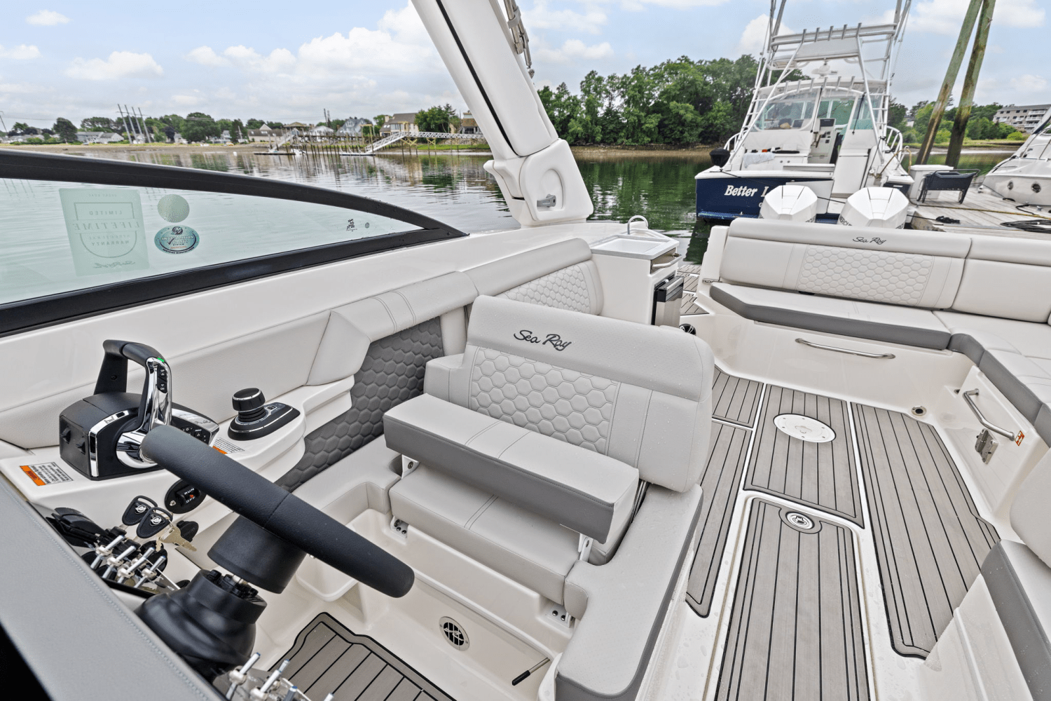 Slide: The Image of Sea Ray SDX 290 Outboard 2025 - 27